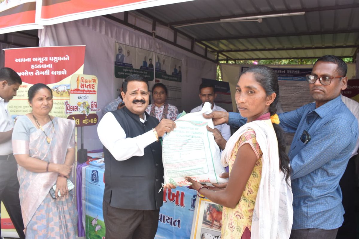 આજરોજ "વિકાસ સપ્તાહ" ની ઉજવણી અંતર્ગત ડાંગ જિલ્લાના વઘઇ કૃષિ યુનિવર્સીટી ખાતે પંચાયત માર્ગ અને મકાન વિભાગ આહવા હસ્તકના વિવિધ રસ્તાઓ જે કુલ રૂપિયા ૭૨૪ લાખ તેમજ જિલ્લાના વિવિધ વિભાગ હસ્તકના સરકારની યોજનાઓ કુલ રૂપિયા ૧૯૮.૩૫ લાખનું લોકાર્પણ કર્યું
#VikasSaptah2025