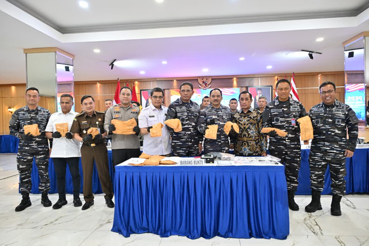 Kodaeral_III's tweet image. TNI AL BERHASIL GAGALKAN PENYELUNDUPAN NARKOBA JENIS SABU SENILAI LEBIH DARI 10 MILYAR RUPIAH DI PELABUHAN TANJUNG PRIOK 

#tnial #tniangkatanlaut #jalesvevajayamahe #kodaeraliii #bhaktinalayudha