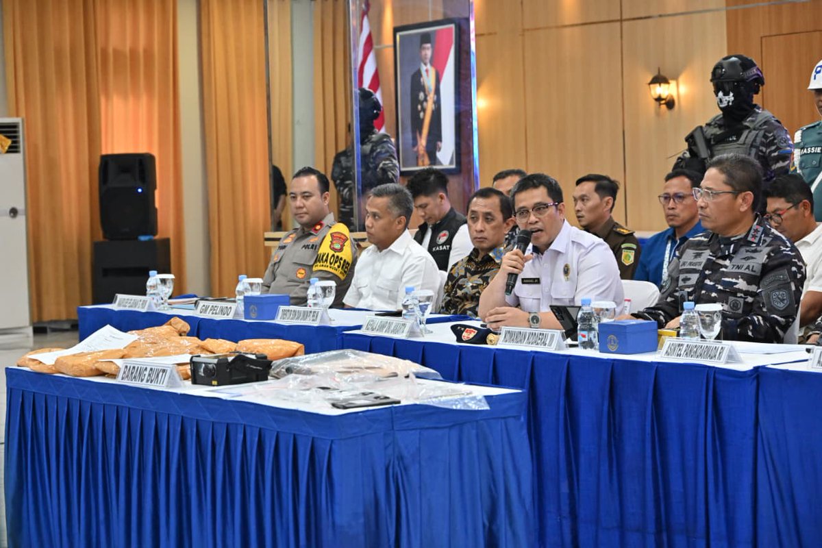 Kodaeral_III's tweet image. TNI AL BERHASIL GAGALKAN PENYELUNDUPAN NARKOBA JENIS SABU SENILAI LEBIH DARI 10 MILYAR RUPIAH DI PELABUHAN TANJUNG PRIOK 

#tnial #tniangkatanlaut #jalesvevajayamahe #kodaeraliii #bhaktinalayudha