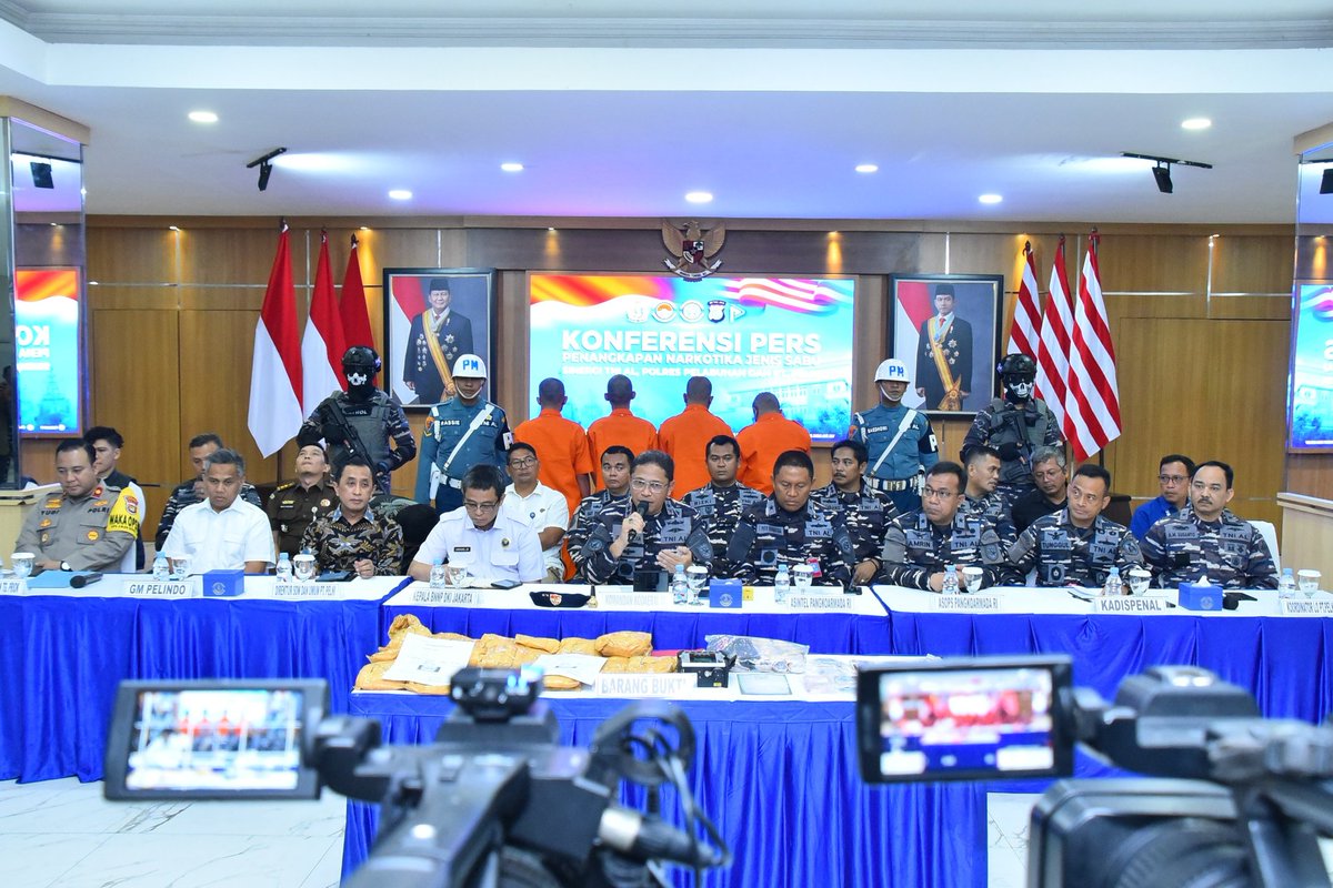Kodaeral_III's tweet image. TNI AL BERHASIL GAGALKAN PENYELUNDUPAN NARKOBA JENIS SABU SENILAI LEBIH DARI 10 MILYAR RUPIAH DI PELABUHAN TANJUNG PRIOK 

#tnial #tniangkatanlaut #jalesvevajayamahe #kodaeraliii #bhaktinalayudha