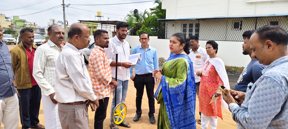dcchnagar's tweet photo. ಚಾಮರಾಜನಗರ ಜಿಲ್ಲಾಧಿಕಾರಿಗಳು ಇಂದು ಮುಖ್ಯಮಂತ್ರಿಗಳ ಅಮೃತ ನಗರೋತ್ಥಾನ ಹಂತ–4 ಯೋಜನೆಯಡಿ ಚಾಮರಾಜನಗರ ನಗರಸಭೆ ವ್ಯಾಪ್ತಿಯಲ್ಲಿ ನಡೆಯುತ್ತಿರುವ ವಿವಿಧ ಅಭಿವೃದ್ಧಿ ಕಾಮಗಾರಿಗಳ ಪರಿಶೀಲನೆ ನಡೆಸಿದರು.
https://t.co/8GuPmSa8BZ
#Chamarajanagar #ChamarajanagarUpdates #Inspection #WorkInspection https://t.co/v7N7eExhxg
