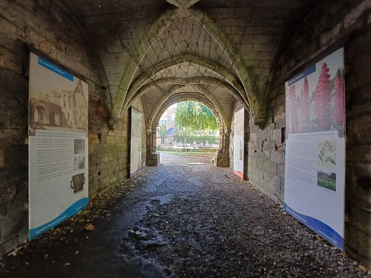 Founded soon after the Norman Conquest, St Leonard’s was once one of England's greatest medieval hospitals🏥
Very little survives above ground today⛏️
St Leonard’s was closed during the English Reformation (16c), leaving the city without a hospital until 1740🤯

#UltimateYorkTour