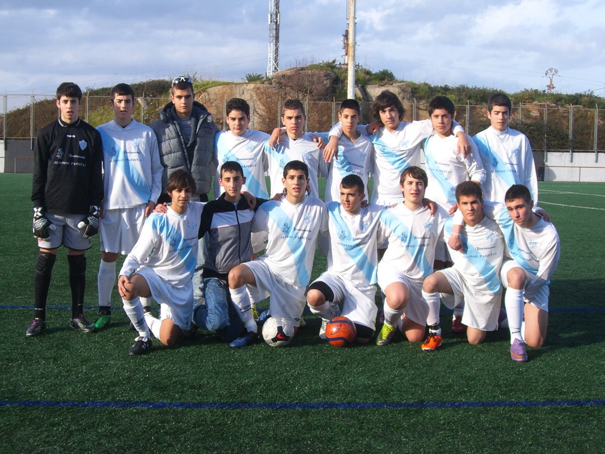 Voltamos a unha época máis preta, concretamente á temporada 2010/11, para traer esta formación do equipo cadete.
#fotosconhistoria 
#forzacastros 
#úneteánosahistoria