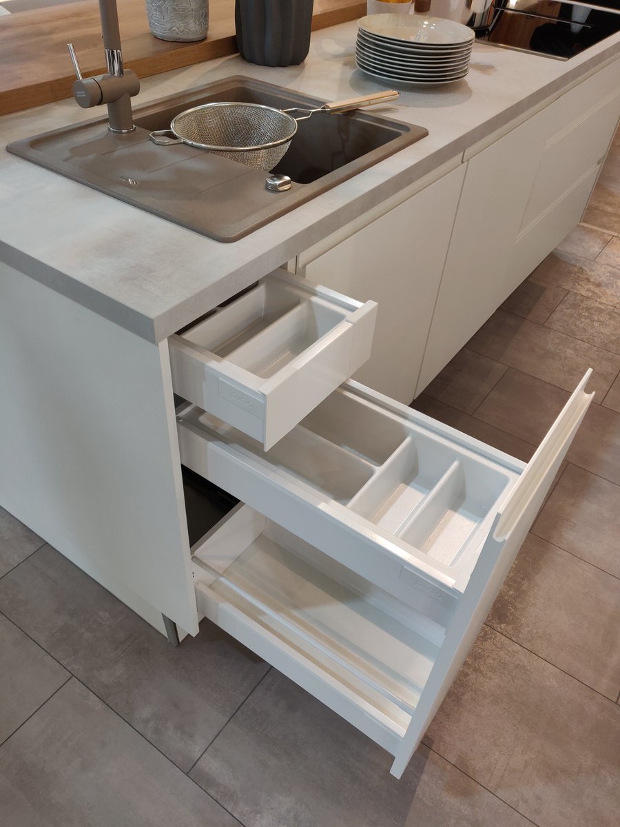 inOneKuechen's tweet photo. Diese Küche vereint klares Design mit praktischer Gemütlichkeit. Die großzügige Insel mit Holzarbeitsplatte lädt nicht nur zum Kochen, sondern auch zum Verweilen ein.

#küchenliebe #kücheninspiration #küchendesign #küchenideen #küchentrends#interiordesign #küchenplanung#wohnideen https://t.co/wjtkYHdoft