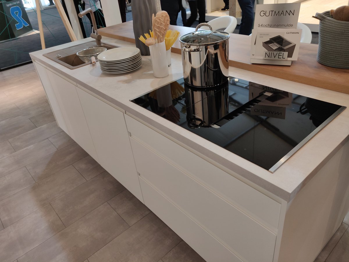 inOneKuechen's tweet photo. Diese Küche vereint klares Design mit praktischer Gemütlichkeit. Die großzügige Insel mit Holzarbeitsplatte lädt nicht nur zum Kochen, sondern auch zum Verweilen ein.

#küchenliebe #kücheninspiration #küchendesign #küchenideen #küchentrends#interiordesign #küchenplanung#wohnideen https://t.co/wjtkYHdoft