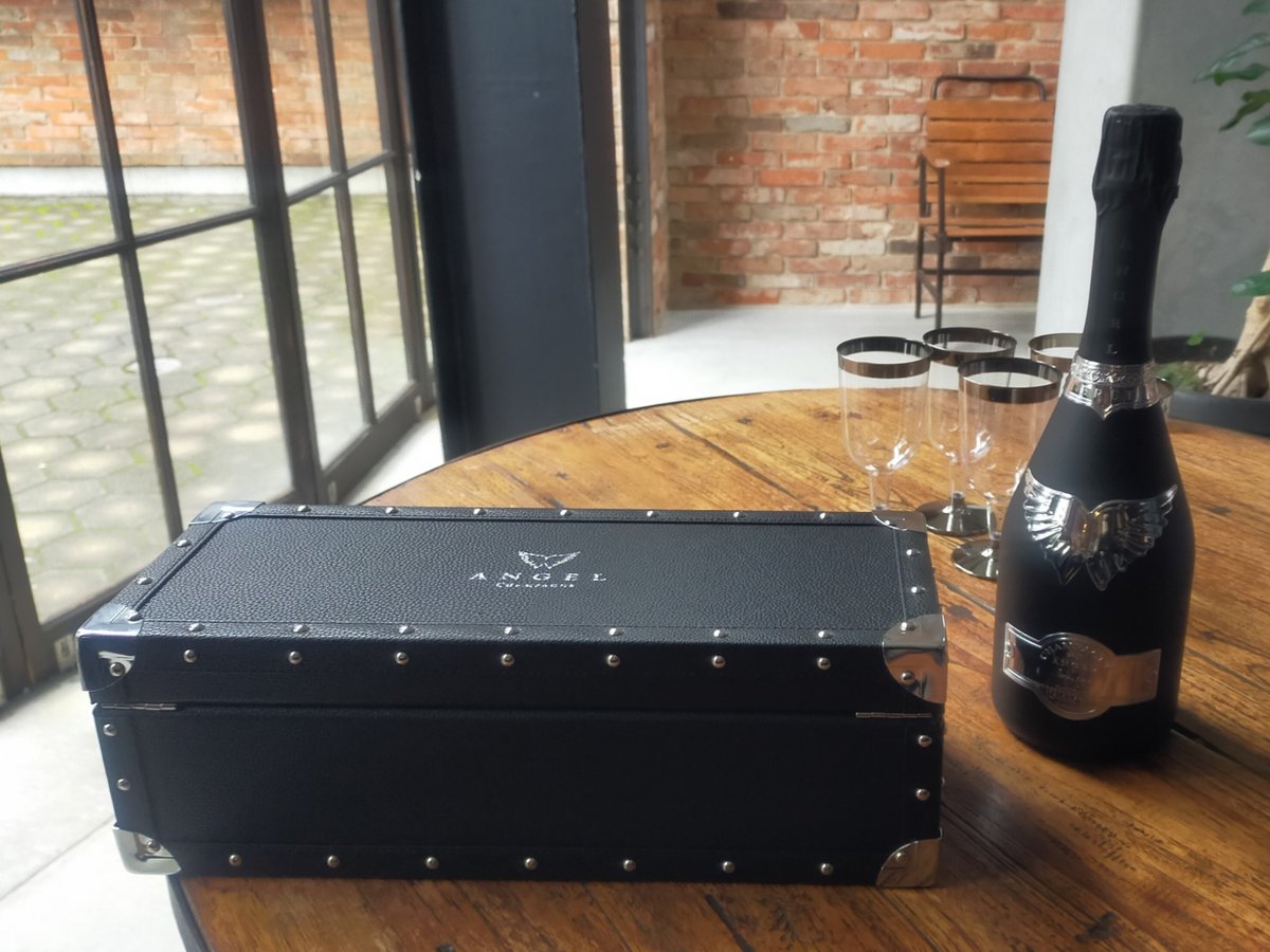 先日は #GotikNacht に行ってきました🕊

初参加で緊張していたのですが、お会いした方皆さんお優しくて楽しかったです💖
美麗なコーデをたくさん見られて眼福でした🥰
お写真楽しみー！

（喜びの自撮りと初めて飲んだANGEL👼）