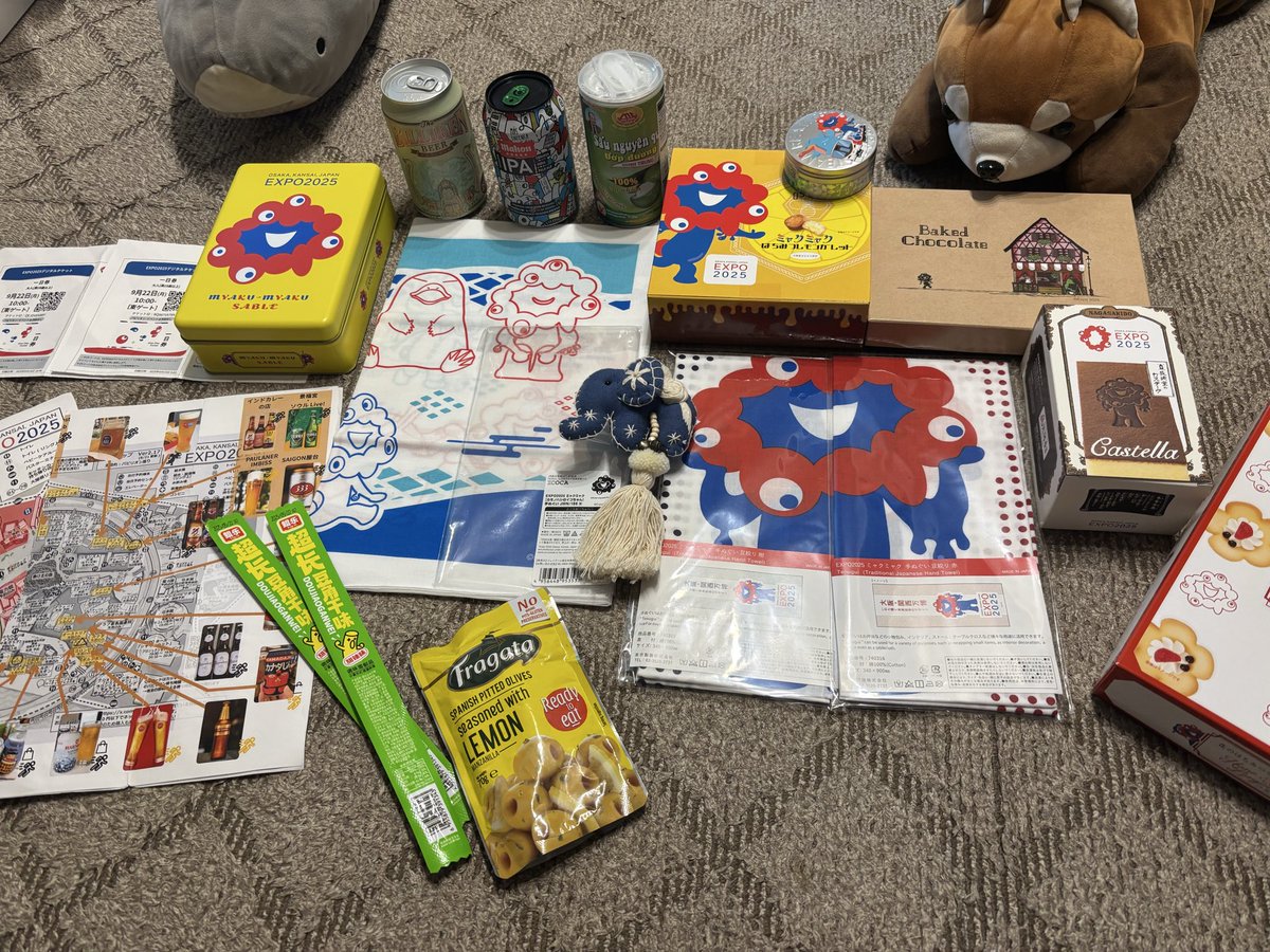 そういえば豊橋〜大阪弾丸ツアーの戦利品をあげてなかった😿
撮るまでにだいぶ呑んじゃったのもあるし...😹　でも無理して行った甲斐があったよ大阪😽　また行くからね〜今度は7に優しく接してくれる変態さん居ると良いな〜😽
あ！注目は本邦初⁉︎通天閣にサメとレッサーパンダが訪れた記念写真ね！😹