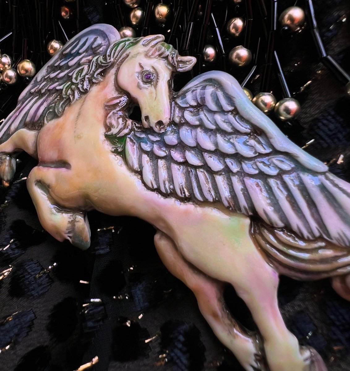 月夜を翔けるペガサス🪽🪐
 
来年は午年なので幻馬シリーズ、ユニコーンに加えてペガサスも仲間入りしました❤︎
ポセイドンとメドゥーサの子どもという驚きの出自や、蹄の跡には泉が湧くといういわれもロマンティックですよね💫