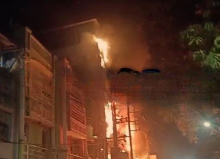 OrissaPOSTLive's tweet photo. Fire breaks out in a 4-storey supermarket in Balasore, Odisha early Wednesday; no casualties reported. 🔥 Ten fire tenders battled the blaze for nearly 6 hours amid narrow access roads. Suspected cause: electric short-circuit.
#BalasoreFire #Odisha #OrissaPOST
Follow Orissa POST – Odisha’s No.1 English Daily 📰✨