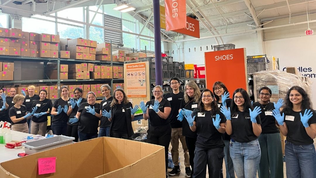 MathWorks's tweet image. 🖍️ Last month, nearly 50 volunteers from our Natick office volunteered at @c2cboston!

MathWorkers sorted clothes and brought gently used shoes back to life for kids who need them most 👚 👟