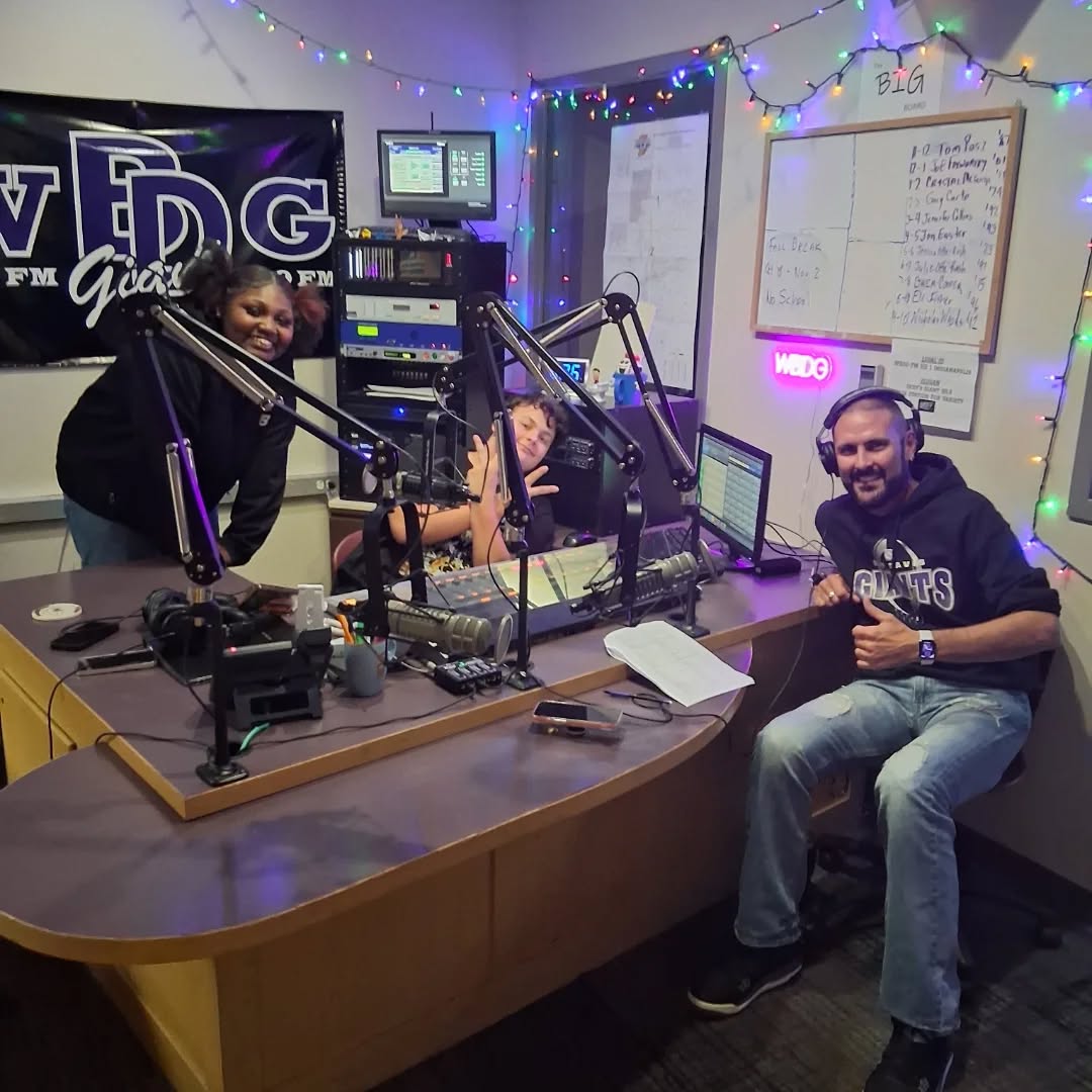 On 10/11, <a href="/WBDGIndy/">Indy's Giant 90.9, WBDG Radio</a> hosted Alumni Day, with  legendary voices to kick off WBDG's 60th Anniversary year. Read more on Ben Davis Alumni Nation. bendavisalumni.nationbuilder.com/news
And help us learn more by taking our Survey: surveymonkey.com/r/bendavisalum…
<a href="/WayneTwpSuper/">Dr. Jeff Butts</a> <a href="/WayneTwpSchools/">We Are Wayne</a> <a href="/BenDavisHS/">Ben Davis High School</a>