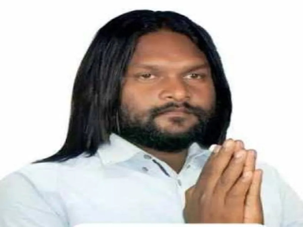 कभी कभी मुझे जमीनी भाजपाई कार्यकर्ताओं पर तरस आता है, बेचारे बरसो से पार्टी को सींचते है और चुनाव के टाइम पैराशूट नेताओं को टिकट मिल जाता है और मूल भाजपाई कार्यकर्ता को सिर्फ झंडा बैनर और नारेबाजी के लिए अधिकृत कर दिया जाता है 😅😅
<a href="/BJP4India/">BJP</a> <a href="/JmmJharkhand/">Jharkhand Mukti Morcha</a> <a href="/HemantSorenJMM/">Hemant Soren</a>