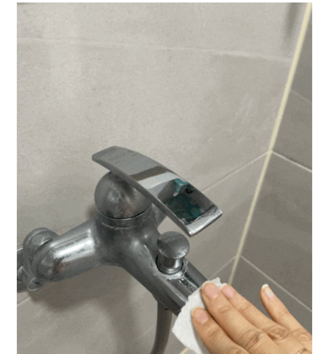 바이오더마 클렌징워터 쓰는 친구들
그걸로 수전 한 번 닦아봐요.
진짜 눈 부시게 반딱거림✨
(심지어 화장 지운 화장솜으로 슥하고 샤워기 뿌려줘도 됨)