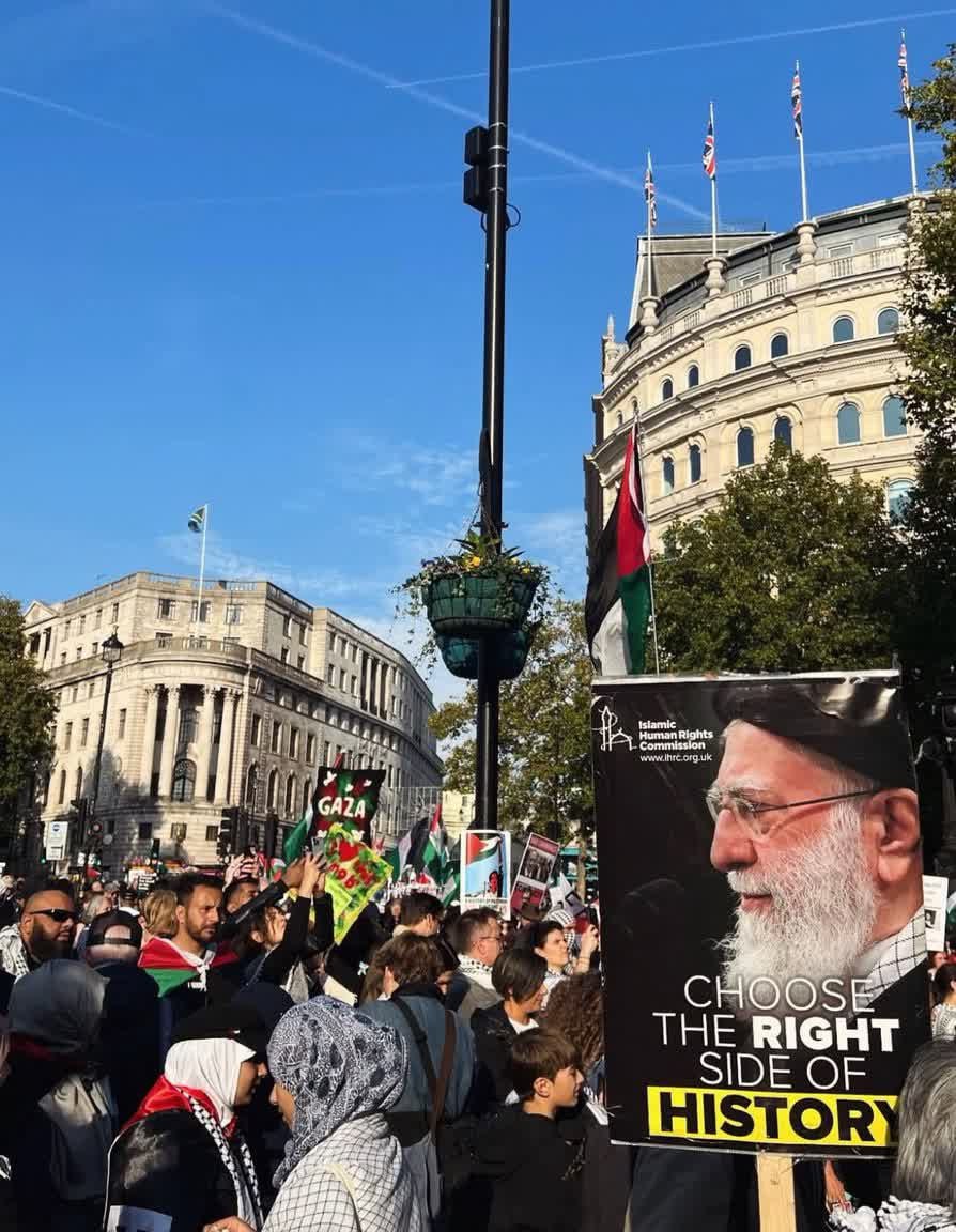 این آقای ماست که بر خوبان عالم آقایی میکنه

*تظاهرات حمایت از غزه در لندن

#رهبری 
#فالوبک_تضمینی