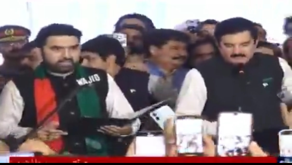 HarmeetSinghPk's tweet photo. ایک سٹوڈنٹ لیڈر صوبے کا وزیر اعلیٰ بن گیا، یہ عمران خان کی سیاست کی معراج ہے۔ https://t.co/7RUAkgRI2V