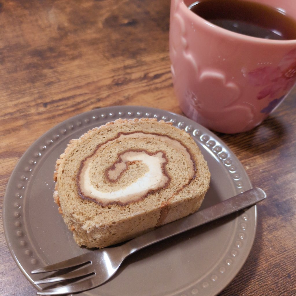 今日のゲームのおともはコーヒーロールꪔ̤̫🧁*.゜