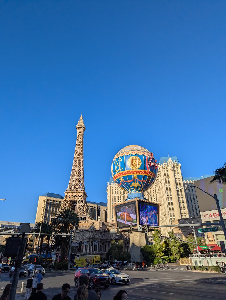 FullStriedAhead's tweet image. The Eiffel Tower 🗼 in Paris, France 🏙️ and Las Vegas, Nevada are comparable in the sense of when you photograph 📸 it! :) @LaTourEiffel #VennDiagram