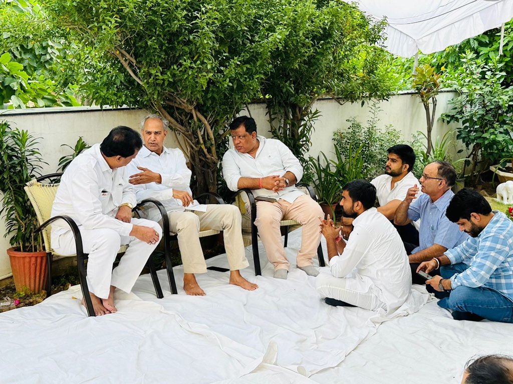 टोंक - सवाईमाधोपुर सांसद, वरिष्ठ कांग्रेस नेता श्री हरीश मीणा जी के सुपुत्र स्व. हनुमंत मीणा जी के दुखद असमय निधन पर आज उनके निवास पहुंचकर श्रद्धांजलि अर्पित की।

ईश्वर दिवंगत आत्मा को शांति प्रदान करें और परिवार को इस कठिन समय में संबल प्रदान करें।