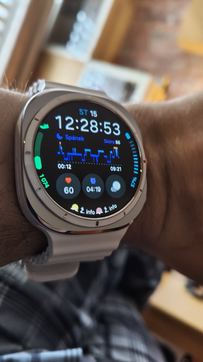 JosefZvolanek's tweet image. #DnesniPosta Nové hodinky Samsung Galaxy Ultra ⌚ Mám už třetí generaci a musím uznat že Android Wear pokročil a hlavně v ovládání 🙂 Předchozí verze červený pásek běžně vydržela 3-4 dny na baterie 🔋🙂