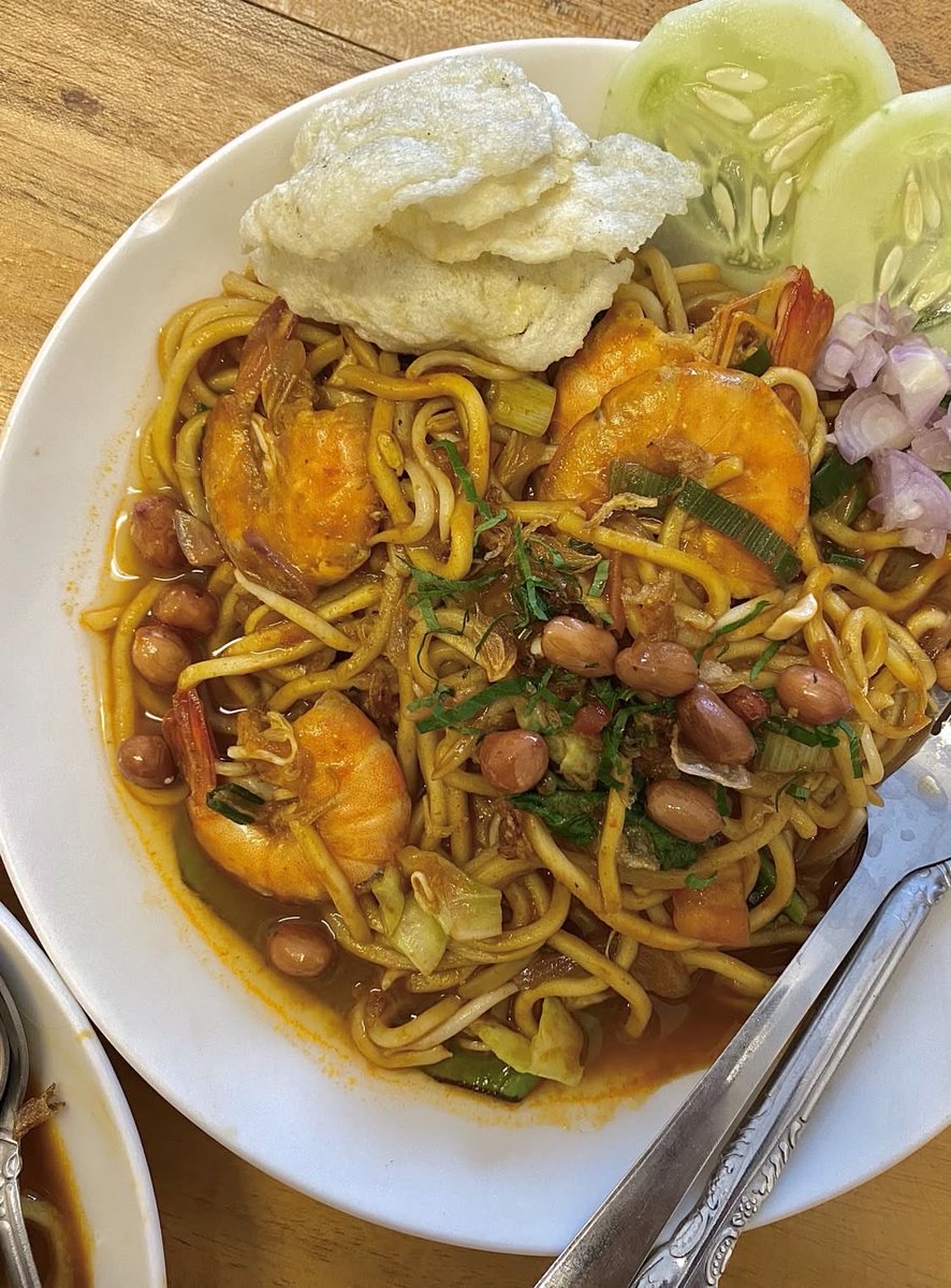 Intermoodd's tweet photo. Kalau lagi di Jogja dan pengen Mie Aceh yang bener-bener enakk.. kalian harus mampir ke siniii

menurutku ini Mie Aceh terenak yang pernah aku cobain di Jogja, udah beberapa kali mampir dan rasanya ngga pernah gagal🤤.. Rempah-rempahnya berasa, udangnya fresh, lengkap dengan acar bawang merah! Ada menu nasi goreng, roti canai, teh tarik dll.￼