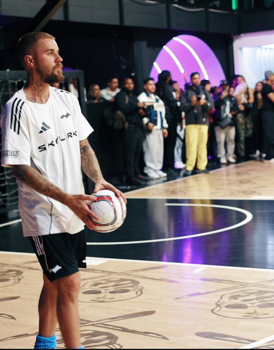 SkylrkDaily's tweet photo. more shots of Justin Bieber in Skylrk Futsal Jersey  at The League Skylrk Vs Ah &amp; Co https://t.co/navtIiVc8S
