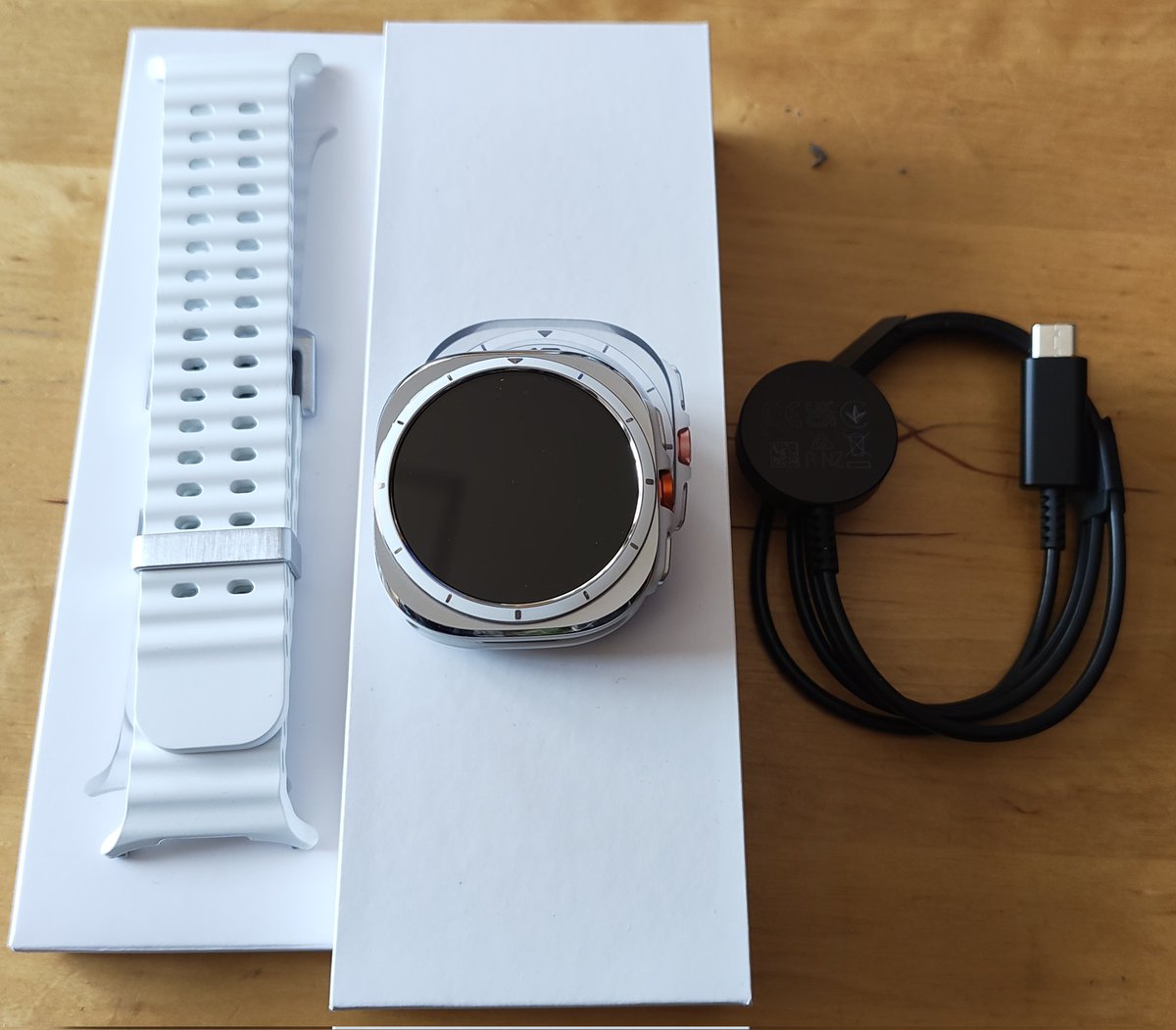 JosefZvolanek's tweet image. #DnesniPosta Nové hodinky Samsung Galaxy Ultra ⌚ Mám už třetí generaci a musím uznat že Android Wear pokročil a hlavně v ovládání 🙂 Předchozí verze červený pásek běžně vydržela 3-4 dny na baterie 🔋🙂