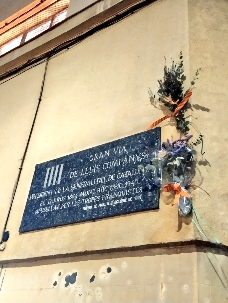 ➡️ Avui ens hem trobat  amb motiu del 85è aniversari de l’assassinat del president Lluís Companys.
Amb la tradicional ofrena de flors i la lectura del manifest, hem homenatjat al President Companys, símbol de la lluita per la justícia social i per la llibertat nacional.✊🏼
#15O