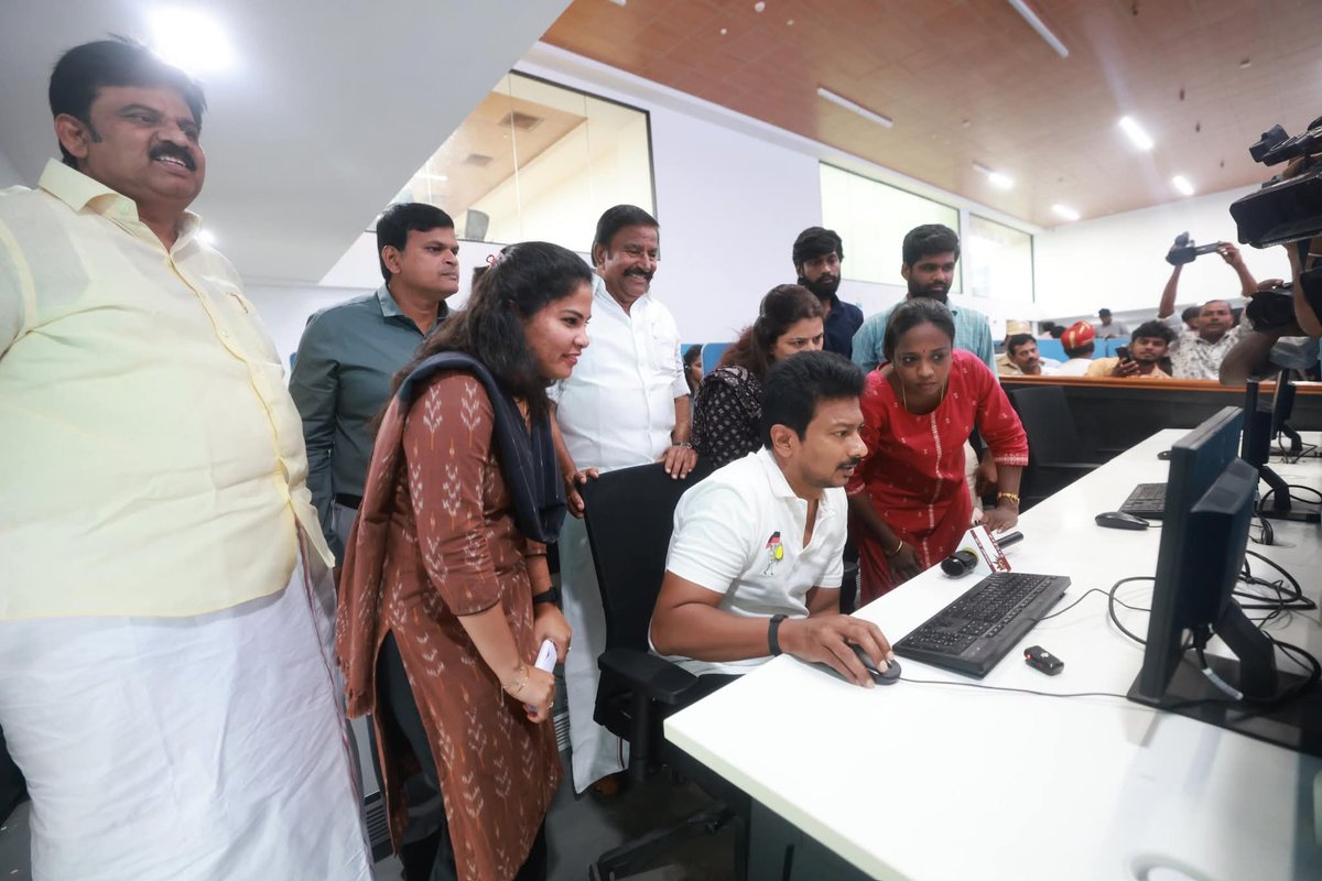 பெருநகர சென்னை மாநகராட்சி அலுவலக கட்டளை மற்றும் கட்டுப்பாட்டு மையத்தில் வடகிழக்கு பருவமழை முன்னெச்சரிக்கை நடவடிக்கைகளை  மாண்புமிகு துணை முதலமைச்சர் திரு. <a href="/Udhaystalin/">Udhay - தமிழ்நாட்டை தலைகுனிய விடமாட்டேன்</a> அவர்கள் நேரில் பார்வையிட்டார்.