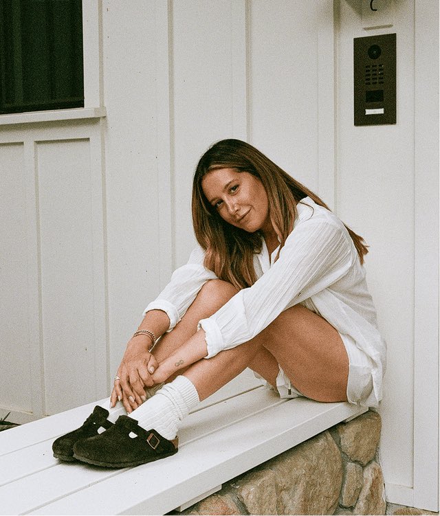 Ashley Tisdale revelou uma novidade em suas redes sociais: o lançamento de um diário pessoal chamando “By Ashley French”. A diva compartilhou opiniões e sentimentos relacionados a maternidade, estilo de vida e seu breve cancelamento na internet:

byashleyfrench.com