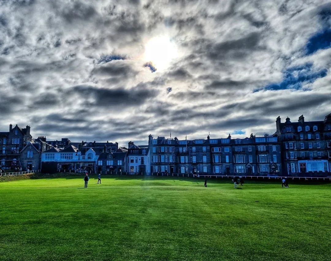 Lovely autumnal day in St Andrews.  It's perfectly still and quite mild.  Do you wish you were here?  #Golf #StAndrews #StAndrewsLinks #HomeofGolf #LoveFife #GolfGeeks