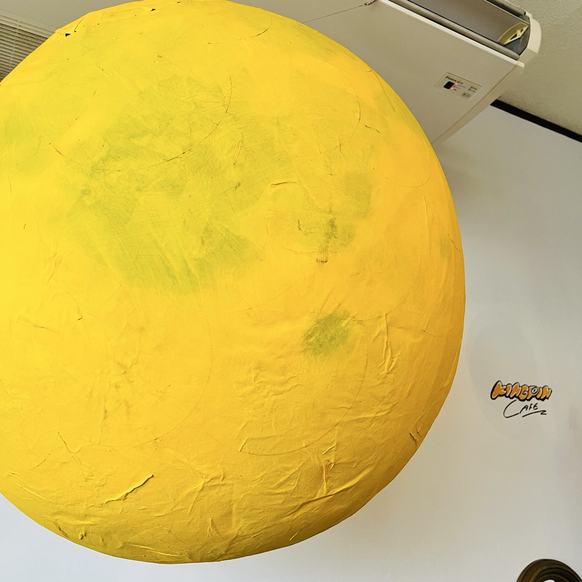 NAIKA MC x 岩崎有季「OYASUMI」の月、まるで万博が終わったあとの会場の如しな不遇は不憫なので収蔵してくださるKINGPIN CAFEさんから怪盗よろしく盗み出しKuniROCKに持って行ったはいいものの天候の転向で大いに破損し窃盗先で修復の上返還、ついでに中にライトを仕込むもまったく光が漏れない不憫…