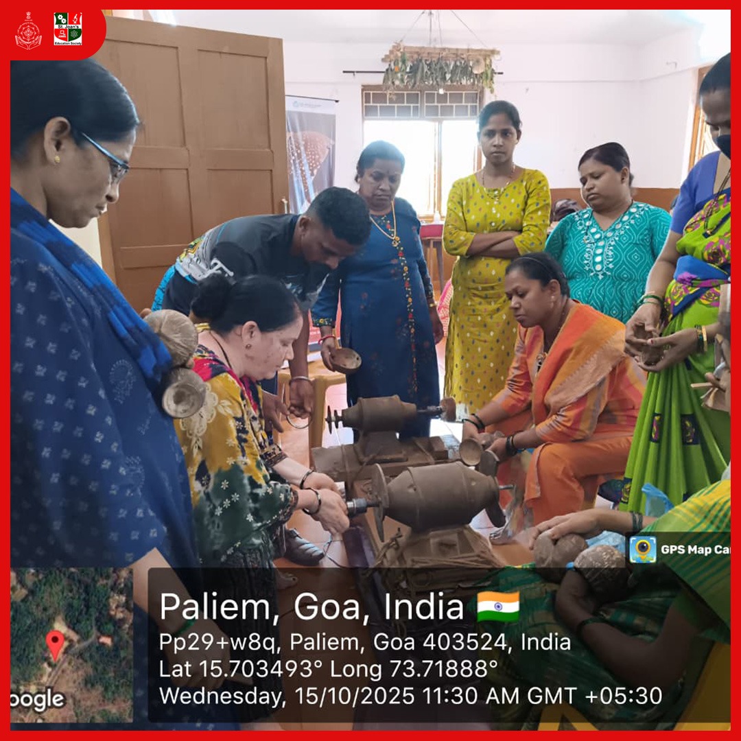 NewSachdeva's tweet image. Day 3 of Coconut Shell Craft Training at Shree Bhumika Technical Institute, Palye-Arambol, Pernem, Goa 🌿
Participants are getting hands-on with shaping, polishing, and designing beautiful eco-friendly creations! ✨
#CoconutShellCraft  #StJoansEducationSociety @DITC_Goa