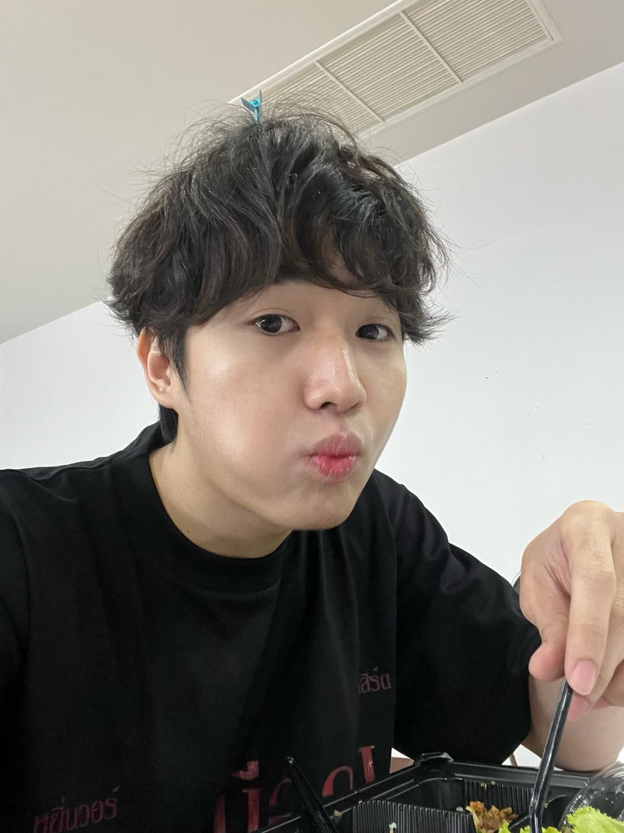 ผู้บ่าวเสื้อปุ๋ย รึจะสู้ผู้บ่าวเคี้ยวตุ้ยๆ🤤