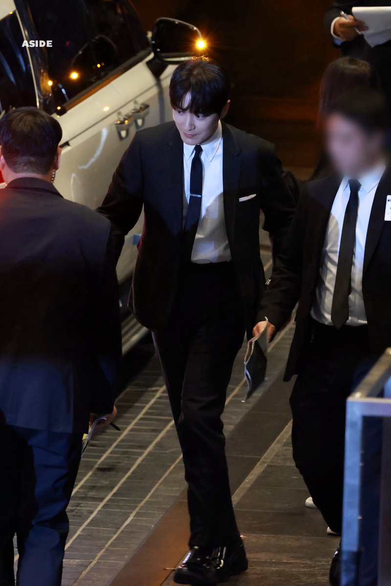 251015 W 코리아 퇴근

씩씩한(?) 퇴근길 ㅋㅋㅋ
자켓이랑 팔이 막 팔랑거려ㅋㅋㅋ

#이준혁 #Leejunhyuk