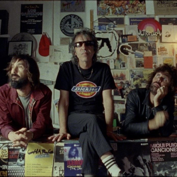 La primera foto es la portada del tercer single de CATALAN GRAFFITI. Saldrá este viernes y se titula “Cançons Que Maten”. La segunda foto se tomó durante el rodaje del videoclip. Hay un homenaje ahí. A lo mejor, solo con este posado, ya tenéis claro a qué novela y peli es.