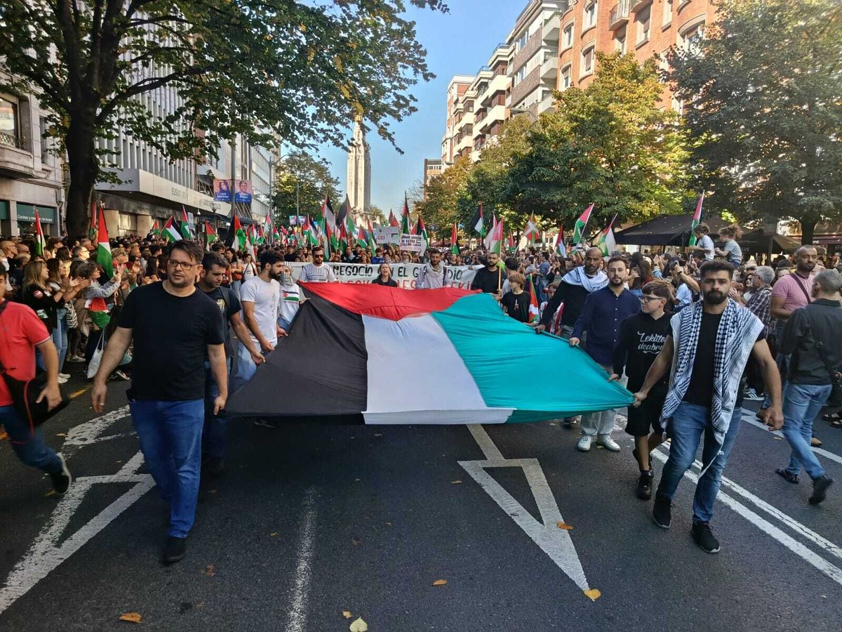 🇵🇸 Eguerdiko manifestazioetan 1️⃣ 1️⃣ 0️⃣. 0️⃣ 0️⃣ 0️⃣ pertsona baino gehiago

✊ Ibilbidea bete dute lau hiriburuetan manifestariek

#U15LangileokPalestinarekin
#15OWorkersForPalestine