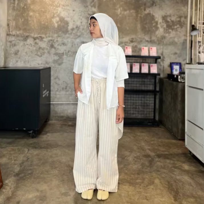 mayangsyaras's tweet photo. linen pants murah meriah cocok buat yang pahanya gede kyk gue 😭☝🏻(bb 54 kg)

on shopee                         vs             on me https://t.co/34EJSvqXc8