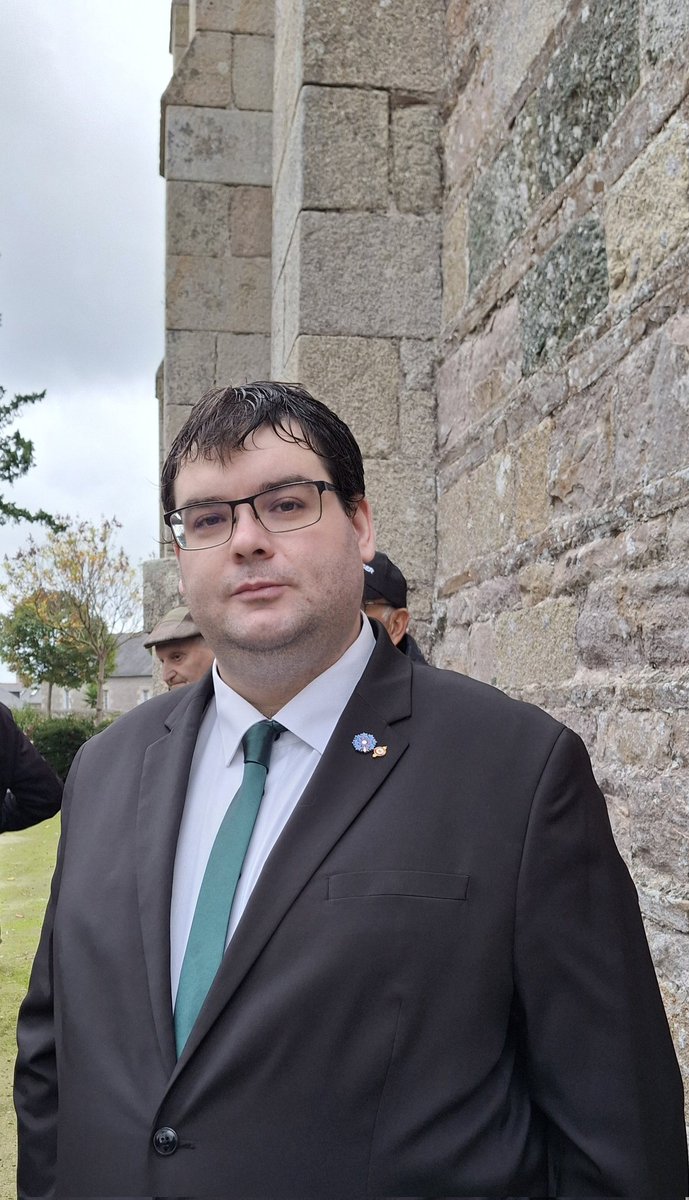 Présent ce matin devant le Monument aux Morts pour rendre hommage aux Marins, soldats, aviateurs et civils morts pour la France lors des conflits.
Puis pour assister à la remise, au Souvenir Français, du dossier de recensement des  "Morts pour la France" de la commune de Plouézec