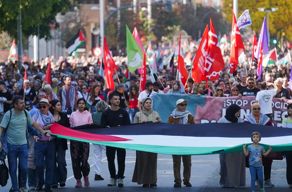 [AMPLIACIÓN]

La causa palestina vacía centros de trabajo y abarrota las calles con más de 110.000 personas

naiz.eus/es/info/notici…