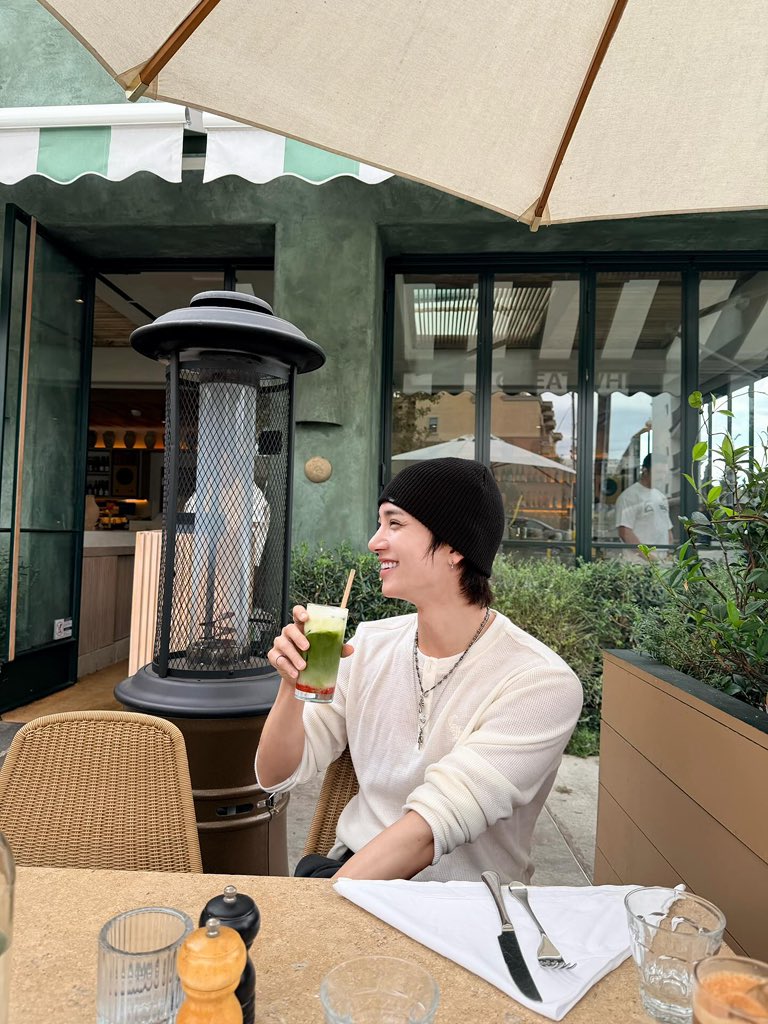 hjszones's tweet photo. joshu_acoustic ig update in LA ☀️ #조슈아 https://t.co/WinhMBH4af