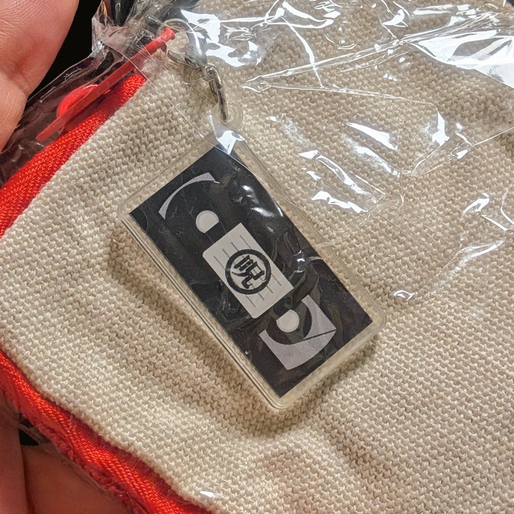 貞子ポーチのガチャを回し、しかもシークレットを引いた
旦那さんが(なぜ引いた？🤣)

刺繍のクオリティが良かったので私も回したら、丁度同一デザインのノーマルが出た
旦那さんと色チでお揃🖤🌈(笑)

呪いのビデオチャームがかわいい🩷