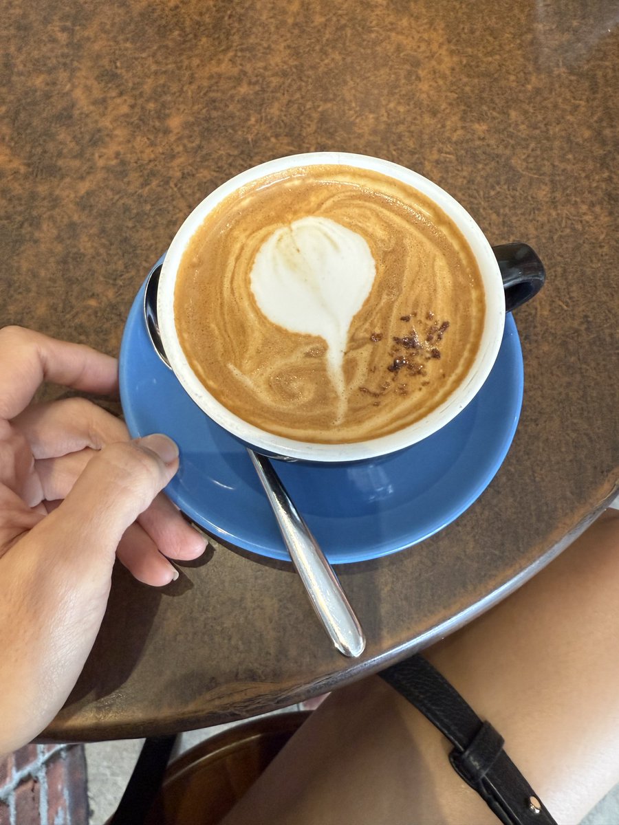 ivylimcc's tweet image. A dollop of mess
Sticky bun soy latte 

#caffeinefix
#birthdaycup