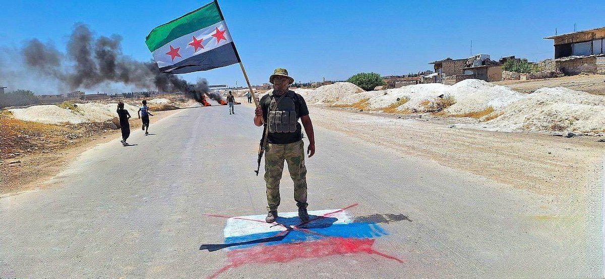 وطئناهم بأرجُلنا.

مدينة الباب، ريف حلب | 11 حزيران 2024، قبل عدة أشهر من معركة #ردع_العدوان، أحد شهداء المعركة يدوس علم روسيا.
