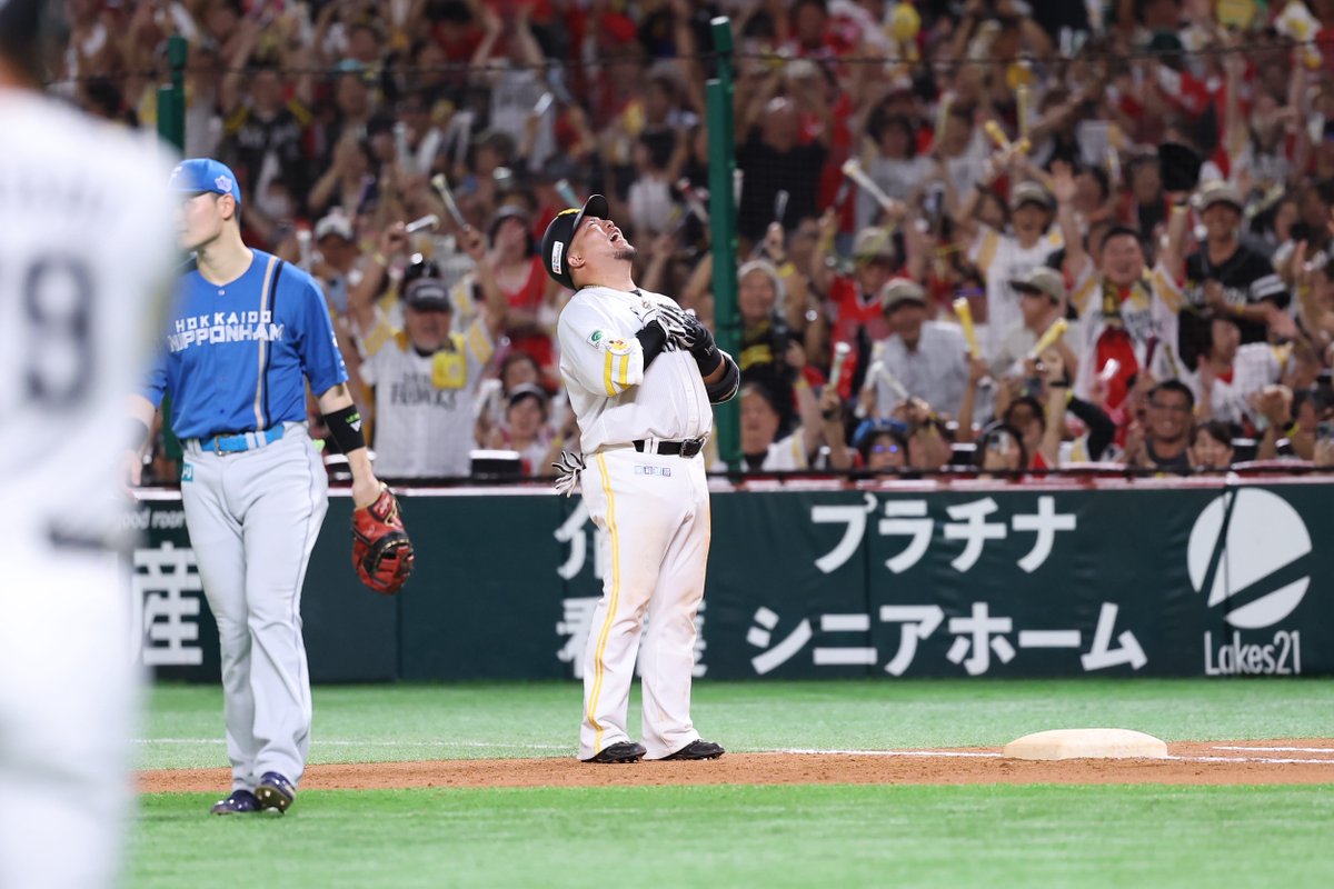 takafullc2's tweet photo. #山川穂高 選手がサヨナラ打！！！

延長10回に試合を決めました！！！

ホークスが初戦を白星で飾り

アドバンテージを含め、対戦成績を2勝0敗としました！！！！

photo by Yuki Kajiya📷

#sbhawks #鷹フル https://t.co/4TS8Fdsqtt