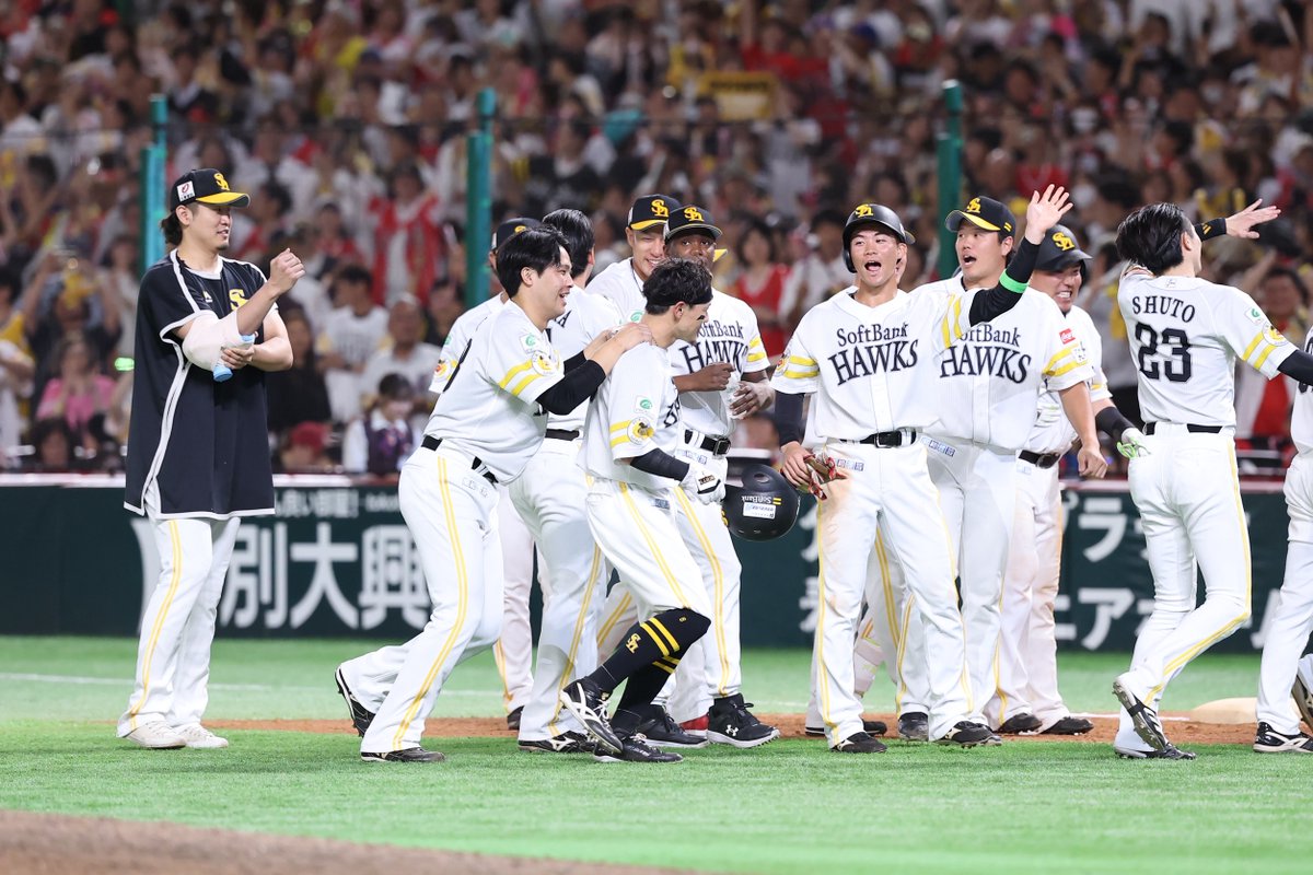 takafullc2's tweet photo. #山川穂高 選手がサヨナラ打！！！

延長10回に試合を決めました！！！

ホークスが初戦を白星で飾り

アドバンテージを含め、対戦成績を2勝0敗としました！！！！

photo by Yuki Kajiya📷

#sbhawks #鷹フル https://t.co/4TS8Fdsqtt