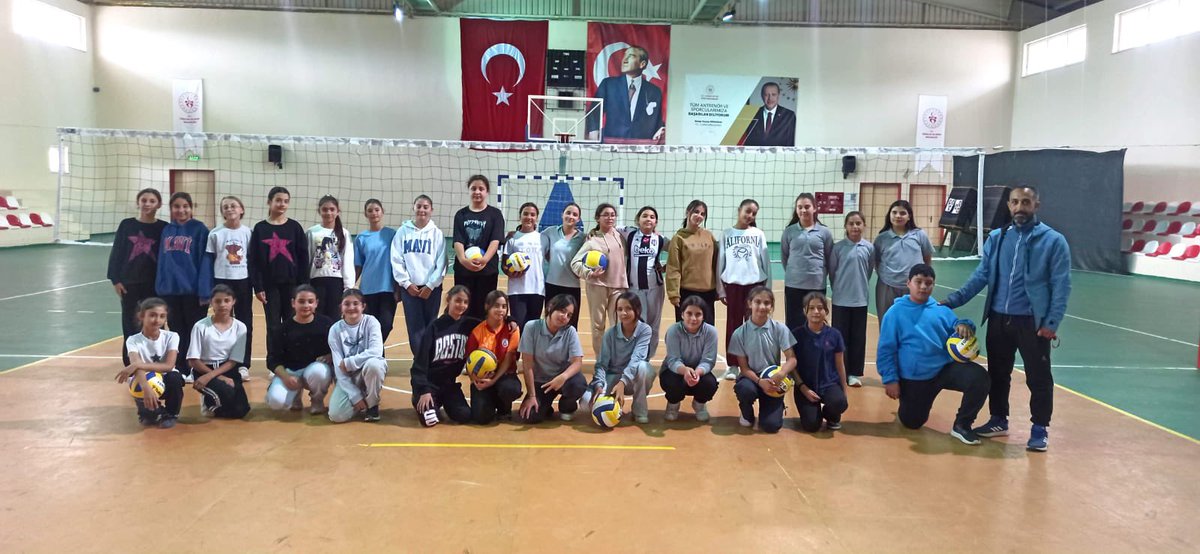 Okulumuz tarafından açılan Voleybol kursumuz Gelendost Kapalı Spor Salonunda yapılmaktadır. Tüm öğrencilerimize başarılar dileriz. 🏐👏🏻