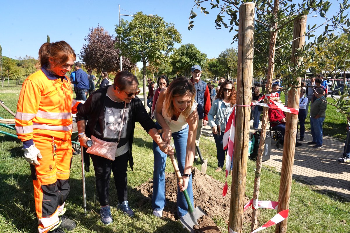 🌳Como cada año, Alcorcón celebra #UnÁrbolPorElParkinson con la plantación de 15 nuevos árboles en el Bosque del Párkinson 

👏¡Gracias a <a href="/Aparkam/">Asociación Párkinson Aparkam</a> que lleva desde hace más de una década realizando esta iniciativa social, inclusiva y medioambiental!