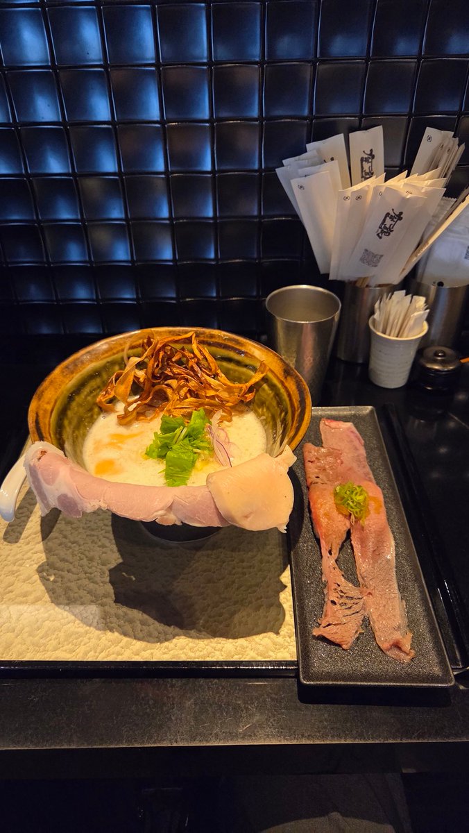 Natusemi's tweet image. ラーメン美味しかった！

最初、なんでごぼう揚げたの入ってるのか分からなかった

けど、最後はしなしなで美味しかった

２種類のチャーシューもよかった
シナチクは最高級

肉寿司はイケてない
シャリが良くない？
なんで肉寿司？

次回いくなら麺大盛
つけ麺にするか悩むとこ

#座銀
#鶏soba