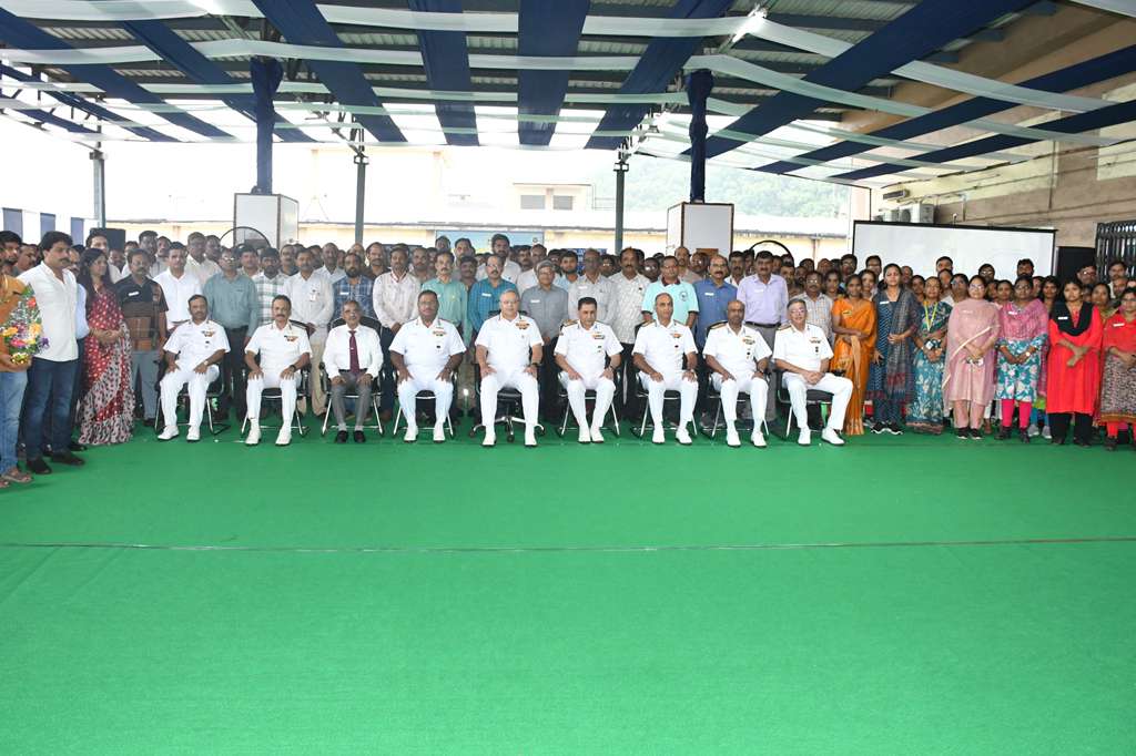 🇮🇳 VAdm Rajesh Pendharkar, FOC-in-C East, interacted with Defence Civilians at #Visakhapatnam on 13 Oct, acknowledging their pivotal contribution towards mission readiness and infrastructure sustenance.
The C-in-C underscored a range of #WelfareMeasures undertaken to enhance