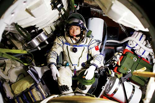 Astro_Cady's tweet image. 🚀🧑‍🚀#OTD 10/15/2003: China successfully launched its first taikonaut, Yang Liwei, aboard the Shenzhou V mission. This achievement officially made China the third country to independently send a person to #space.
china.org.cn/china/shenzhou… 
#spaceflight #spaceexploration